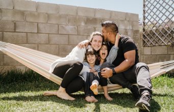 Naviguer l’Adolescence: 7 Conseils Parentaux pour Renforcer le Lien Familial parents
