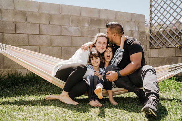 Naviguer l&rsquo;Adolescence: 7 Conseils Parentaux pour Renforcer le Lien Familial